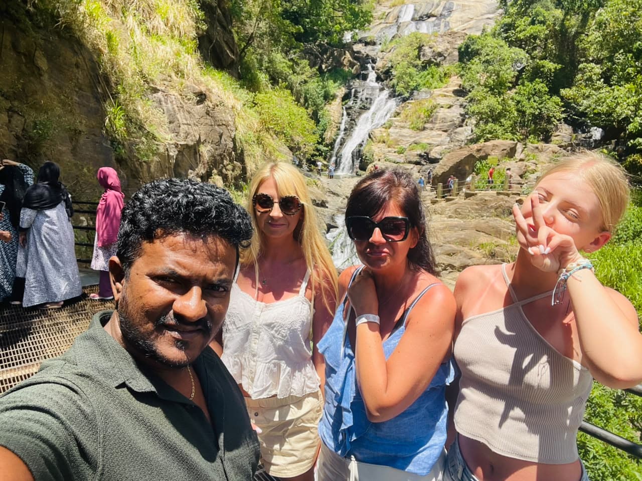 DAT Comfort guests exploring Sri Lanka's hill country